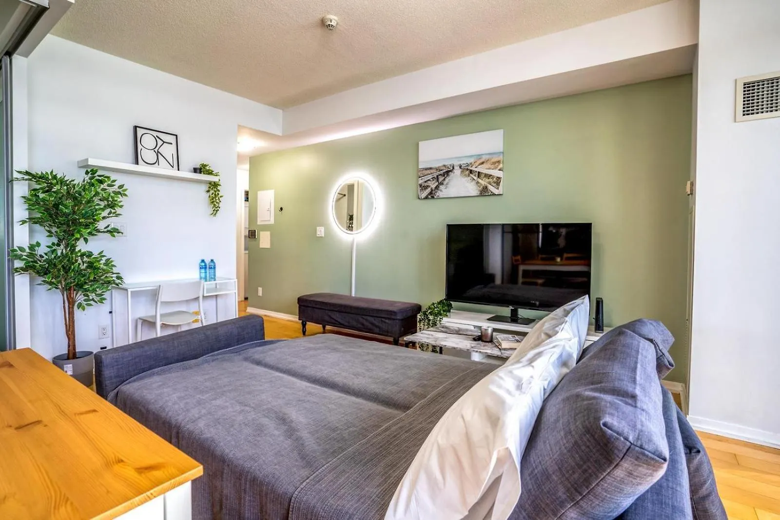 Spacious Condo Next To Cn Tower Toronto 0*,  Canada
