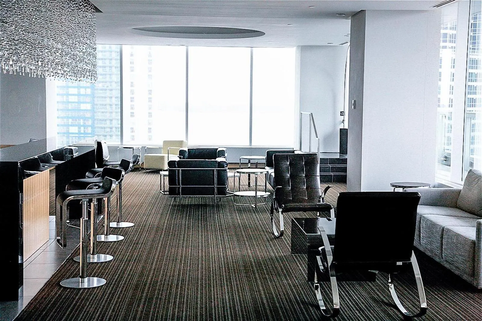 Spacious Condo Next To Cn Tower Toronto