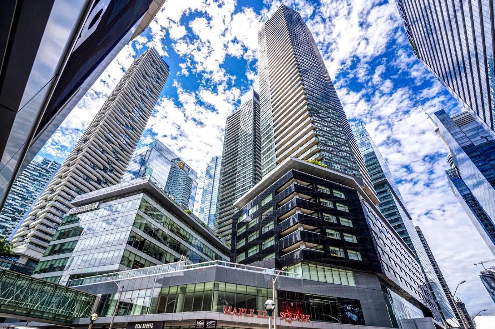 Spacious Condo Next To Cn Tower Toronto