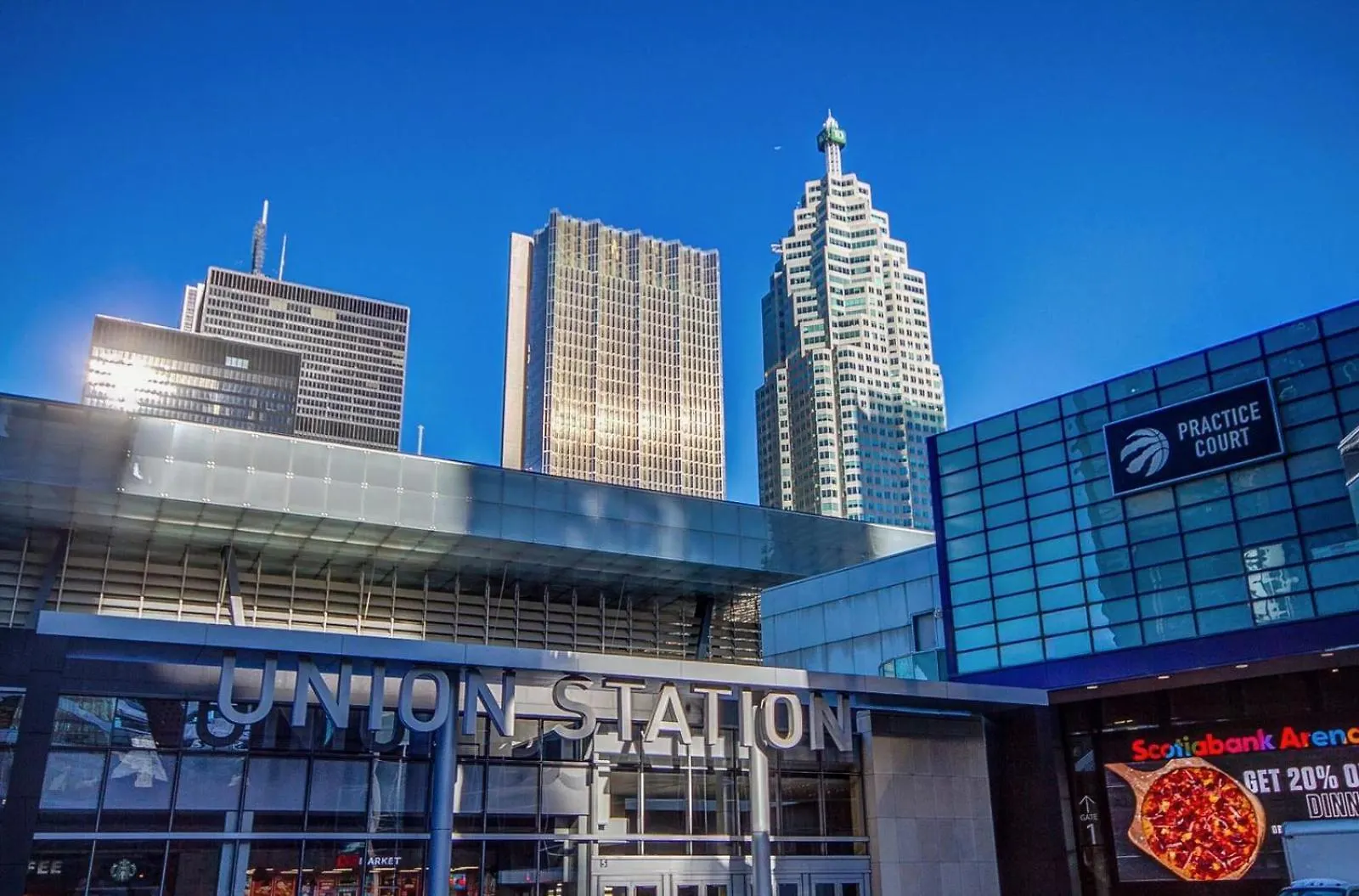 Spacious Condo Next To Cn Tower Toronto