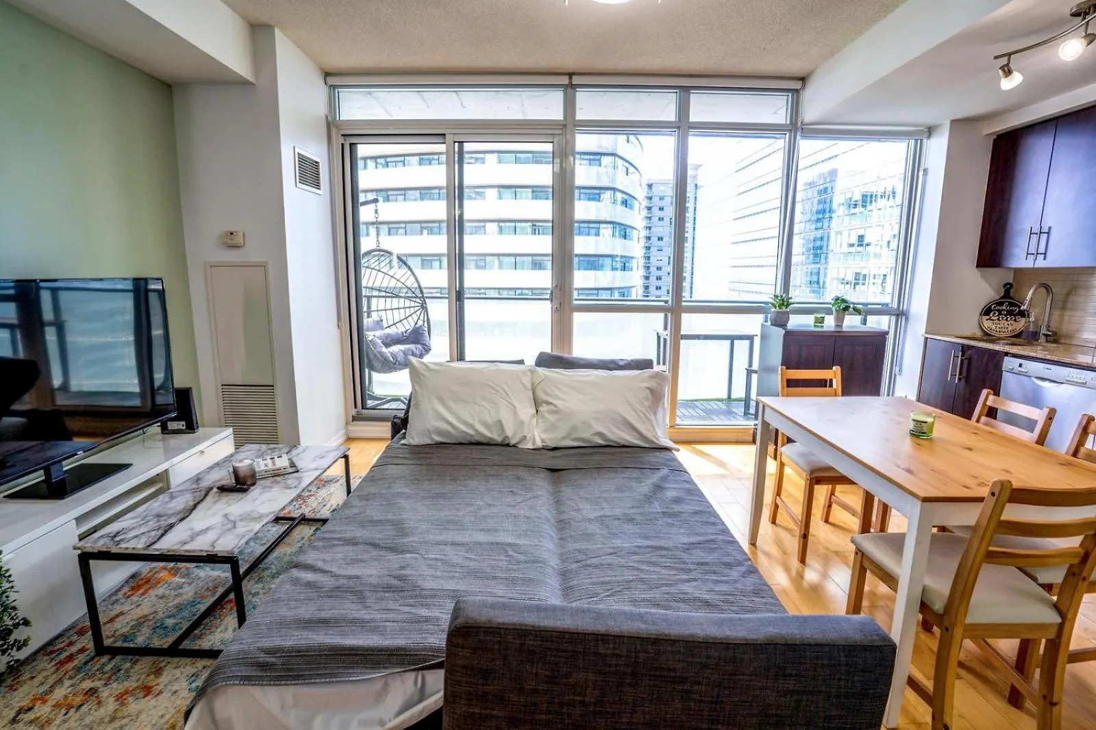 Spacious Condo Next To Cn Tower Toronto Canada