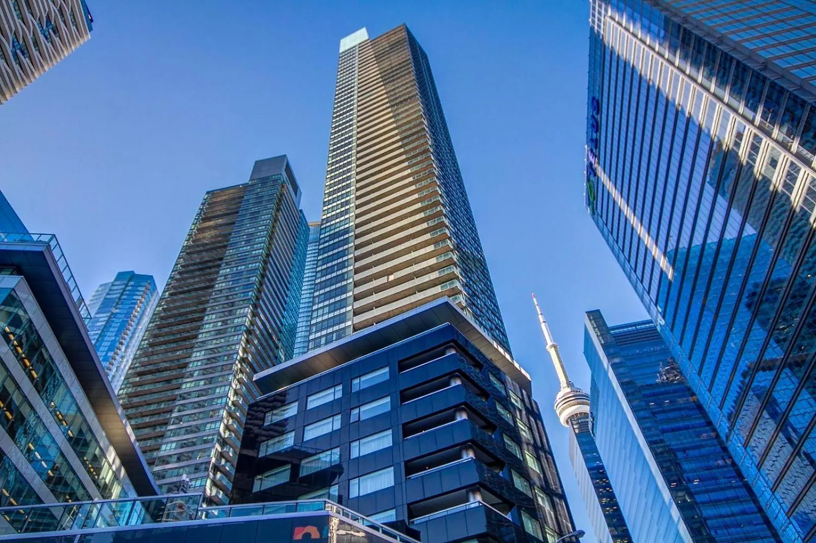 Spacious Condo Next To Cn Tower Toronto