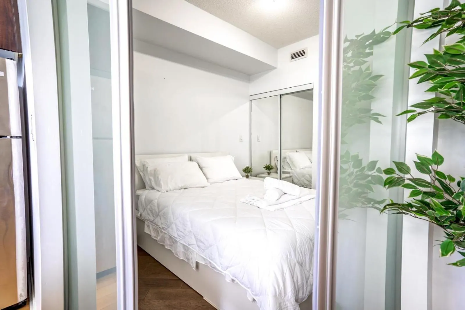 Spacious Condo Next To Cn Tower Toronto Apartment