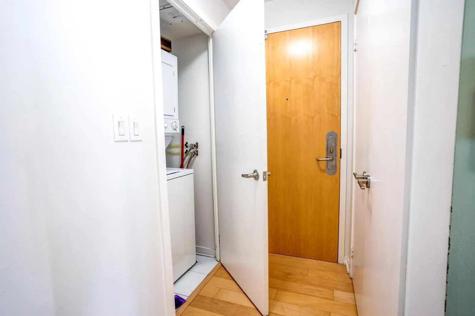 Spacious Condo Next To Cn Tower Toronto