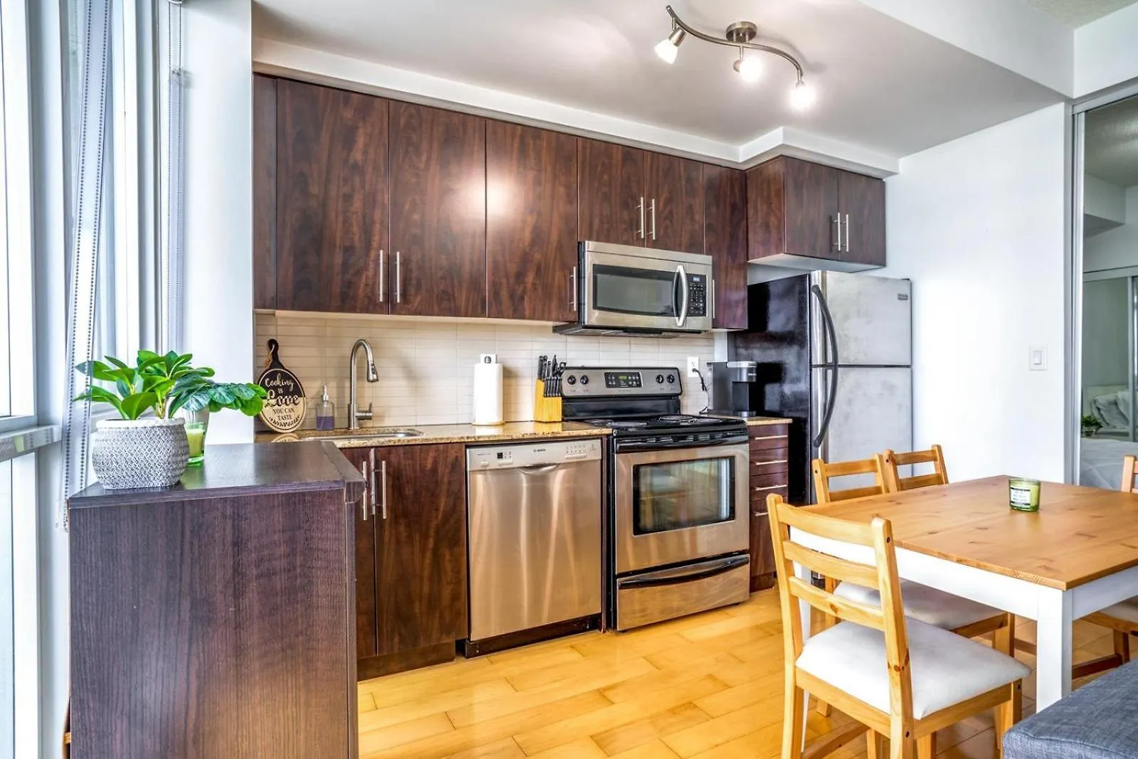 Spacious Condo Next To Cn Tower Toronto Canada