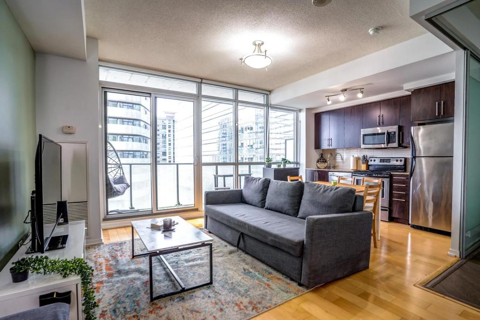 Spacious Condo Next To Cn Tower Toronto